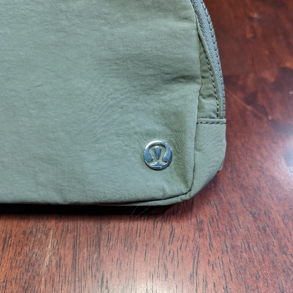 Lululemon Everywhere belt bag 1L green sage NWT - Picture 3 of 10